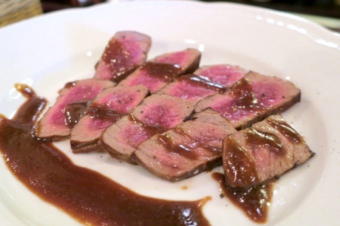 横浜・関内「クラフトビアバー」の牛モモ肉ステーキ バルサミコソース（600円）