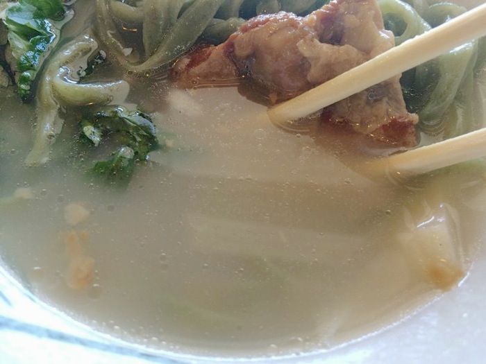 浦添市「てだこそば」そばのスープは白濁でこってりとしている