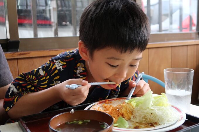那覇市若狭「高良食堂」オムライスをほぼ完食したお子サマーは６歳８ヶ月であった