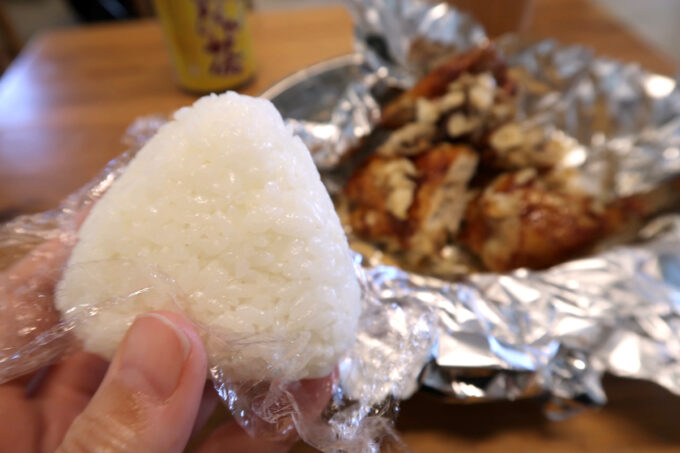 浦添市内間「ブエノチキン浦添」福井県産あきさかりを使った塩おにぎりがおいしい