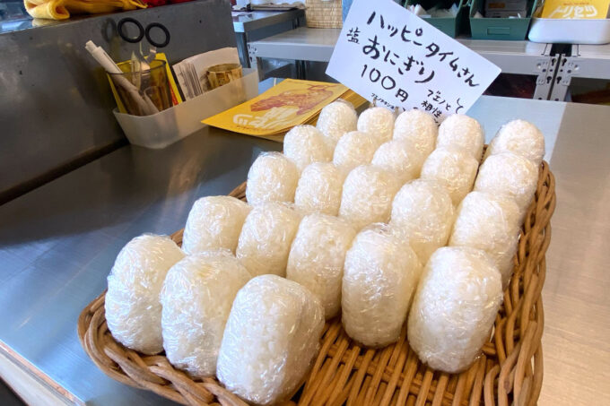浦添市内間「ブエノチキン浦添」ハッピータイムさんという塩おにぎりも販売している