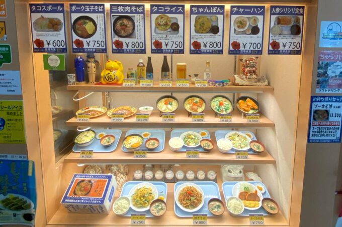 那覇空港（国内線1階）「空港食堂」の入り口に並ぶ食品サンプルの様子（2023年6月時点）
