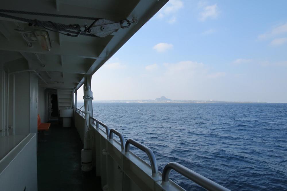 本部港と伊江島を結ぶフェリー「いえしま」でうっすら見えてきた城山（伊江島タッチュー）