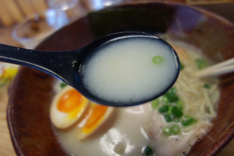浦添「いしぐふーらーめん 城間店」白湯特選ラーメン（820円）のクリーミーな鶏白湯スープ
