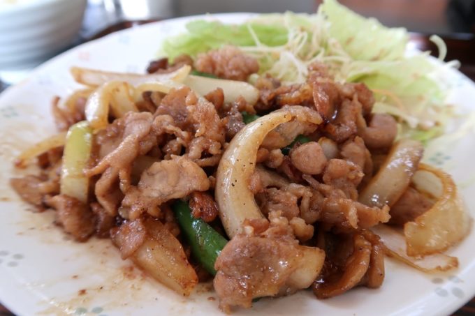 那覇・県庁前「だるま食堂」の豚肉を使った焼肉は甘じょっぱくおいしい。
