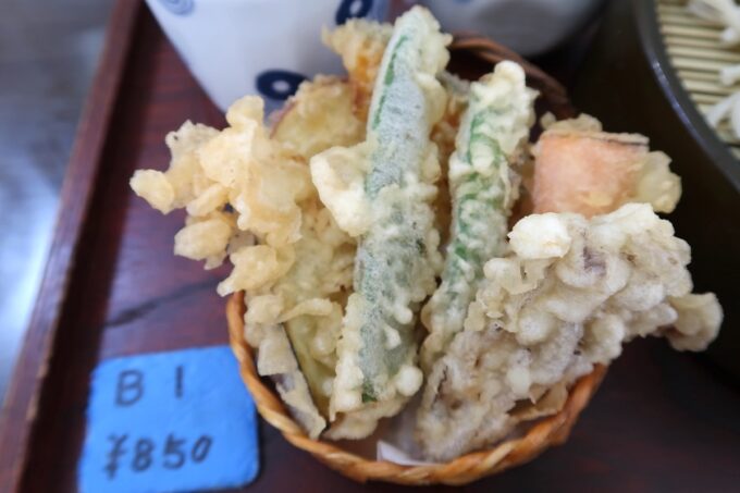 那覇市牧志「蕎麦 寶」Bランチの天ぷらは糸満市のファーマーズマーケットで購入した野菜を使っている