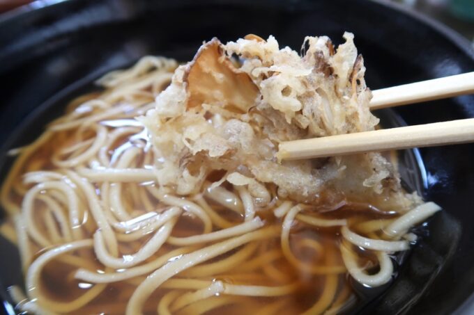 那覇市牧志「蕎麦 寶」の温かい蕎麦つゆに天ぷらを浸していただく
