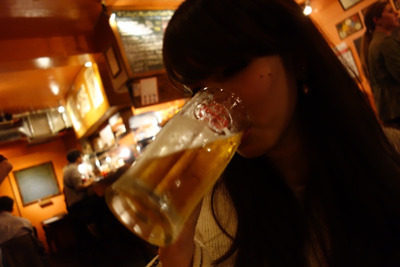 北谷町宮城「Craft Beer Pub Beer Rize（ビアライゼ）」オリオンドラフトを飲むおくま