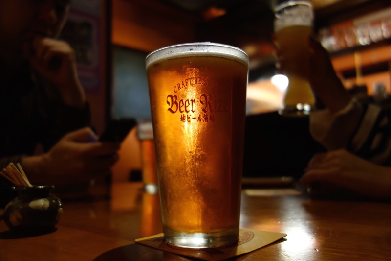 北谷町宮城「Craft Beer Pub Beer Rize（ビアライゼ）」オラホのエクストラペールエールをパインとでいただく（1100円）