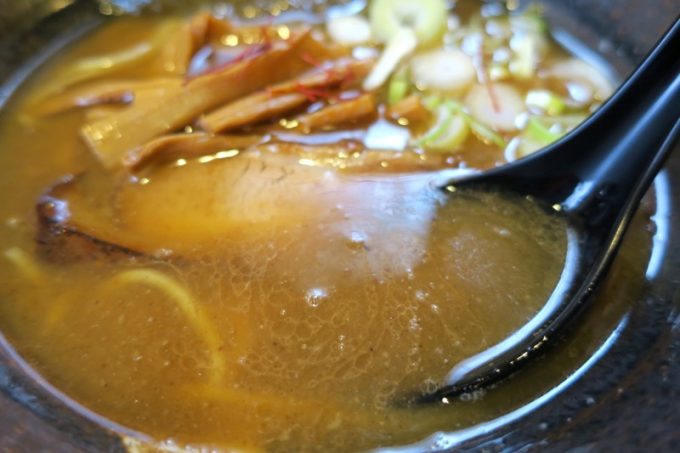 スープはWスープかな、色味からしてもっと濃い醤油かと思ったけれどそれほど強くない。