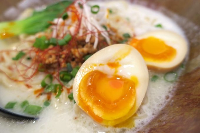 浦添「いしぐふーらーめん 城間店」とろっとろの煮卵はほんのり醤油の味がついて30円だなんて！