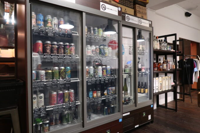 北谷町宮城「Craft Beer Pub Beer Rize（ビアライゼ）」のボトルショップは300円支払えば店内で飲むことができる