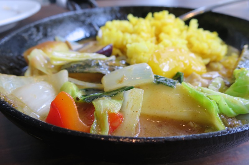 那覇市泉崎「串焼きとだしカレー。Makato」最後は13品目の野菜カレーのカレー鍋にごはんを入れて食べる