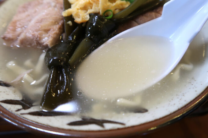 浦添市伊祖「高江洲そば」ソーキそばのあっさりとしたスープ