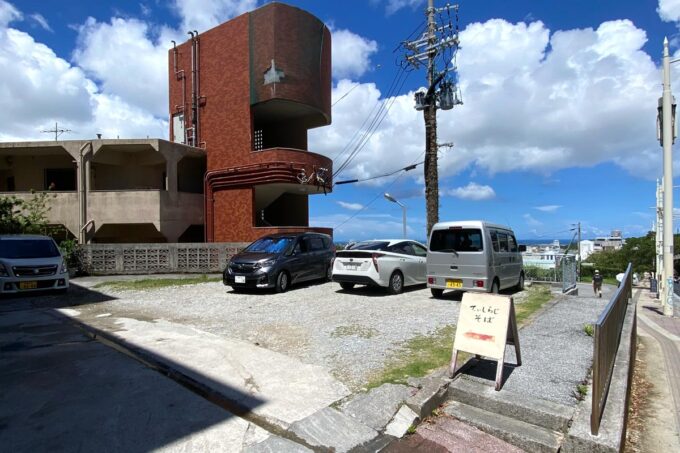 那覇市首里「てぃしらじそば」の駐車場
