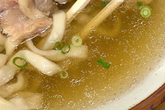 那覇市首里「てぃしらじそば」カツオ・豚・鶏・昆布から取っているスープがおいしい
