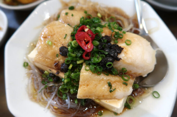 那覇市泉崎「燕郷房（ヤンキョウファン）」豆豉蒸魚片とは台湾食堂でいただくような骨なし白身魚の豆豉蒸しのこと