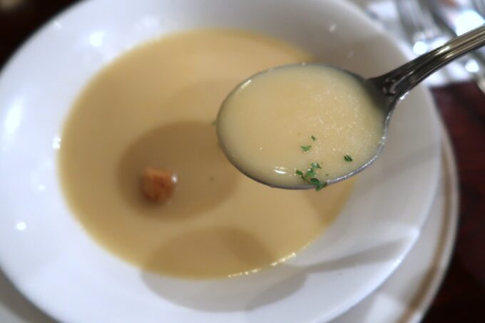 那覇市松山「チャコオキナワ」ランチステーキのセットのスープ