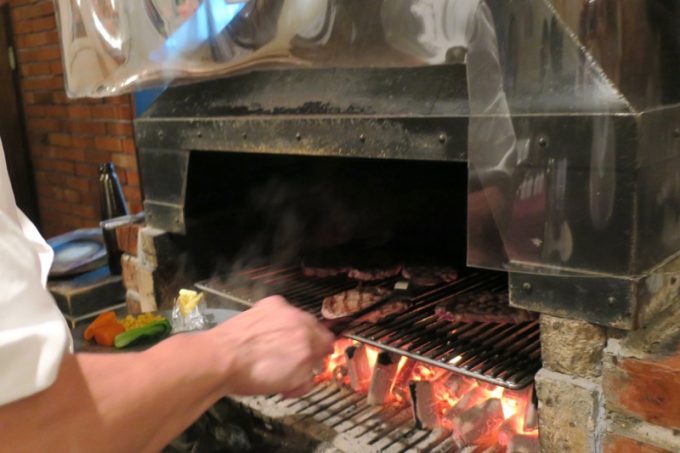 チャコオキナワのステーキの焼き場。炭火でグリルしている。