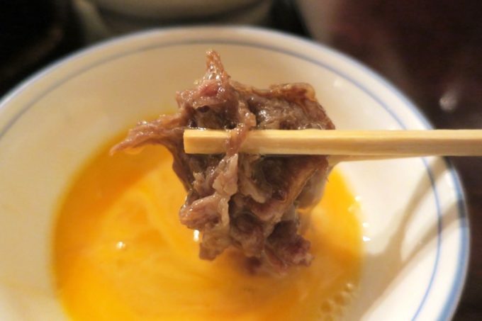 溶き卵をたっぷりつけた和牛は、ご飯によく合う。