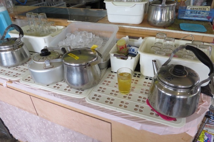 那覇市泊「軽食の店ルビー」お茶やお水はセルフサービズ