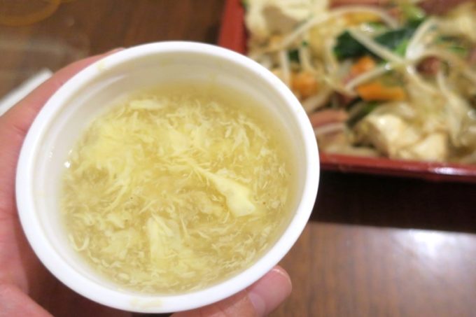 那覇「いちぎん食堂」島豆腐チャンプルーについてきた卵スープ。