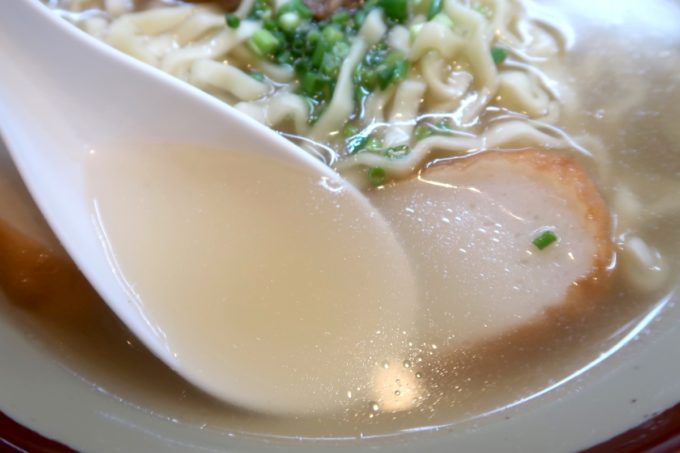 那覇・松山「お食事処みかど」沖縄そばのあっさり系スープ