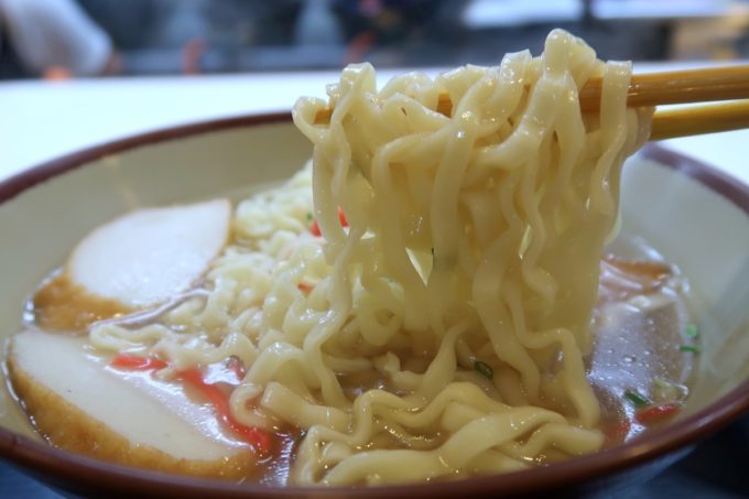 那覇・松山「お食事処みかど」沖縄そばの麺は平打ちの縮れ系。