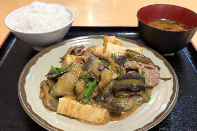 那覇市松山「お食事処みかど」なすと豚肉のみそ煮（900円）