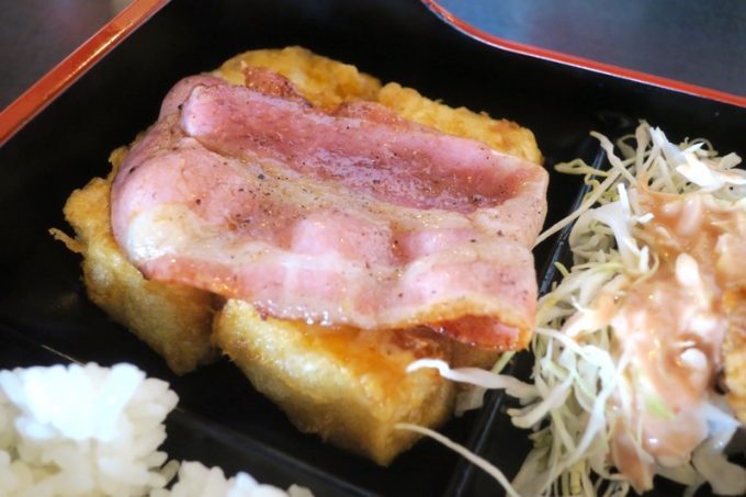 ルビー定食のおかず（その2）、沖縄風揚げ豆腐。なぜ、揚げた豆腐の上にベーコンが乗っているのが。
