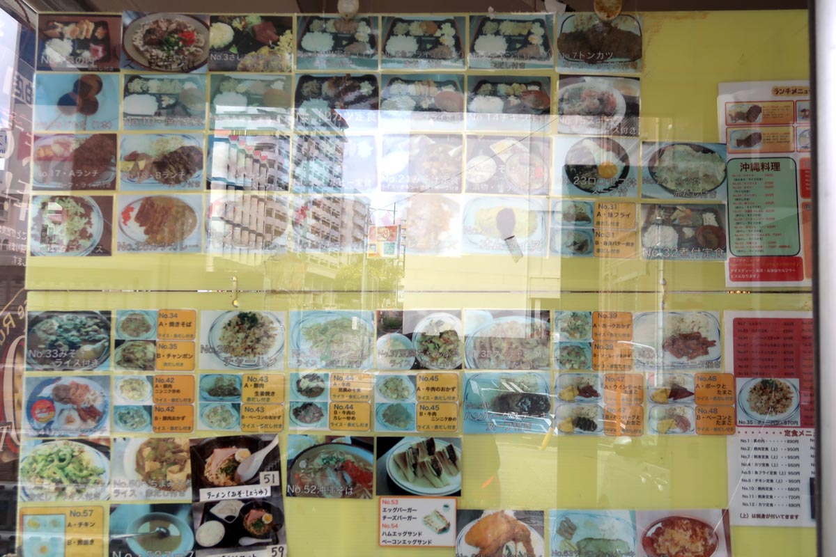 那覇市泊「軽食の店ルビー」の入り口に貼られた写真付きメニュー（2023年1月時点）