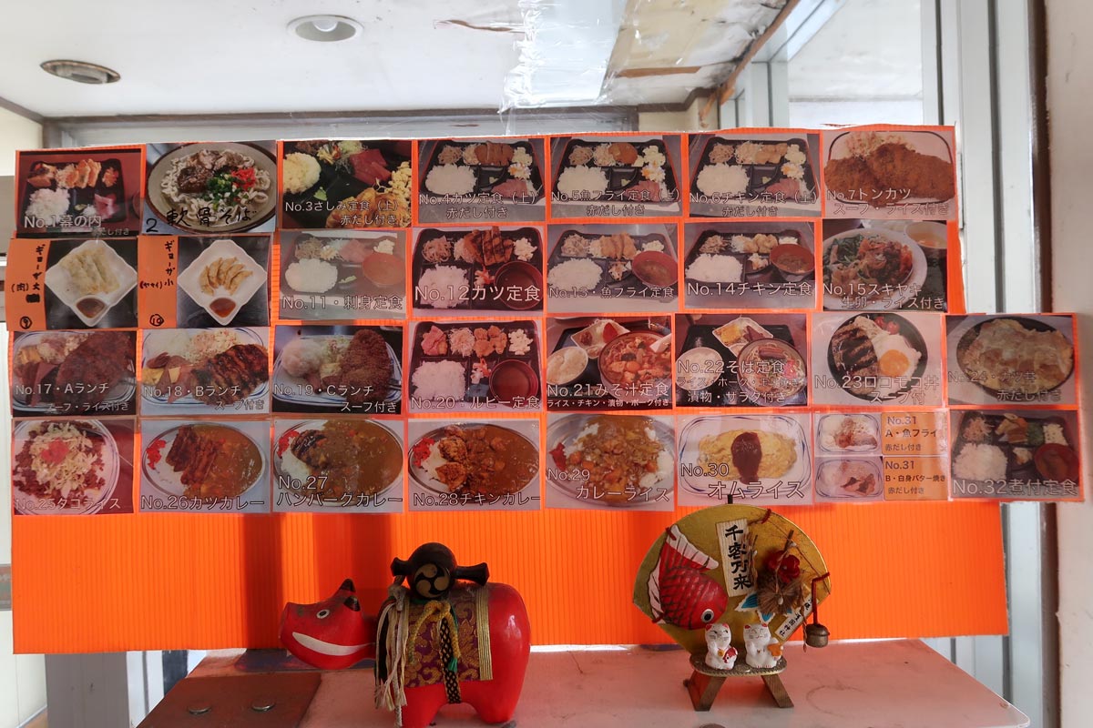 那覇市泊「軽食の店ルビー」写真付きメニューは店内にもあった（2023年1月時点）