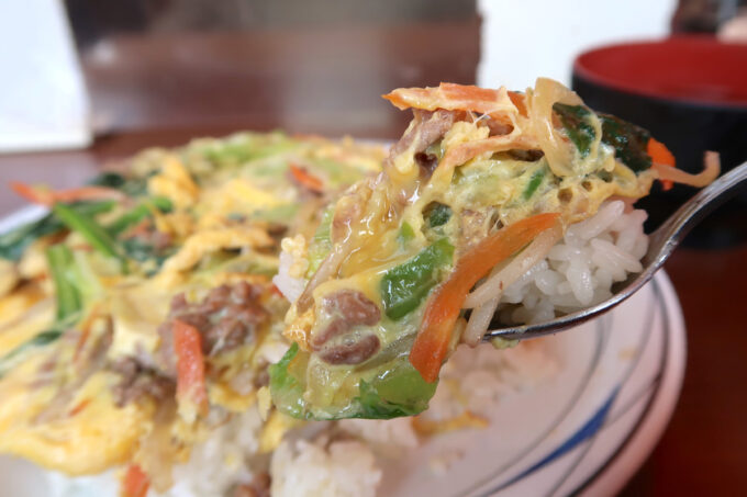 那覇市泊「軽食の店ルビー」チャンポンは野菜たっぷりの炒めものを卵で閉じ、ごはんに乗せたもの