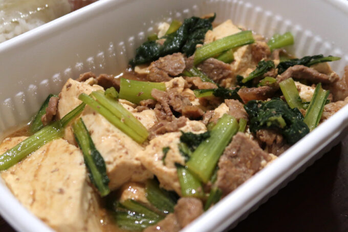 那覇市泊「軽食の店ルビー」牛肉豆腐みそ煮には牛肉・島豆腐・青菜がたっぷり入っていた