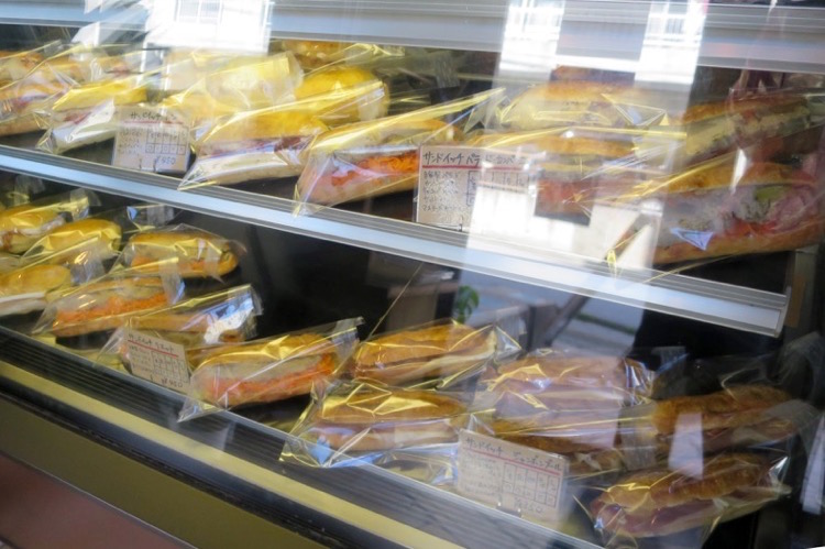 那覇市天久「ル・キュイップ（Le Cuip）」ショーケースに並ぶサンドイッチや焼き菓子