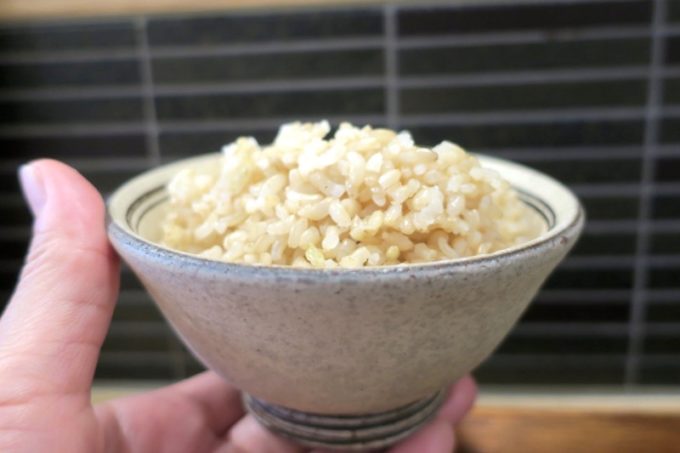 那覇・泉崎「味噌めしや まるたま」のごはんは、白米か玄米を選べる。