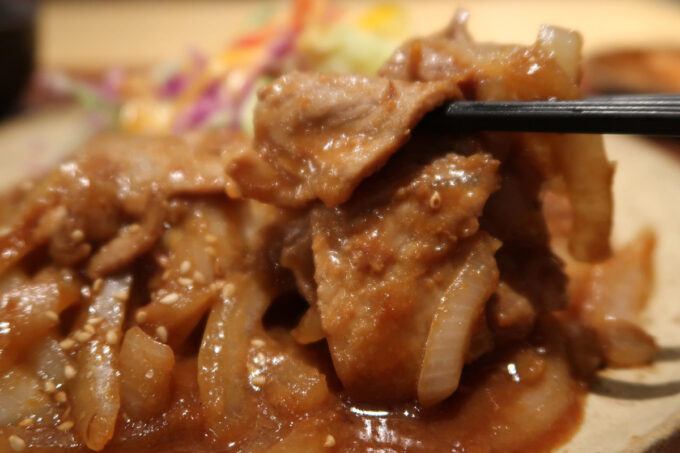 那覇市泉崎「味噌めしや まるたま」ランチの紅豚味噌しょうが焼きの豚肉は肩ロースとウデ肉を使っている