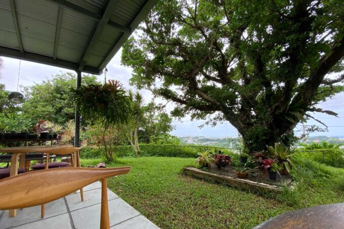 北中城村「プラウマンズランチベーカリー」テラス席から眺める沖縄の西海岸