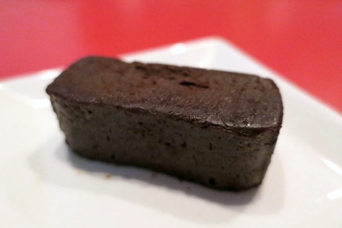 「koba's（コバズ）」のチョコレートケーキ（400円）