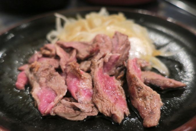 函館「テムジン」の子羊肉のタタキ（980円）は結構普通。