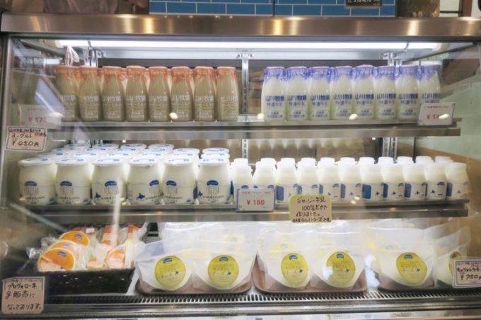 「山川牧場ミルクプラント」では新鮮な牛乳やヨーグルト、チーズを販売している