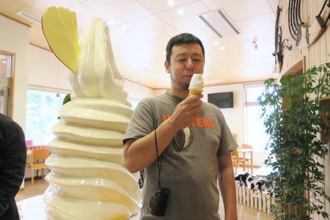 「山川牧場ミルクプラント」のソフトクリーム（バニラ、300円）を食べるご主人サマー
