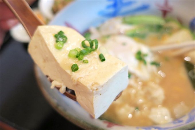 「寿味食堂 （ずみしょくどう）」島豆腐がたっぷり入っている。