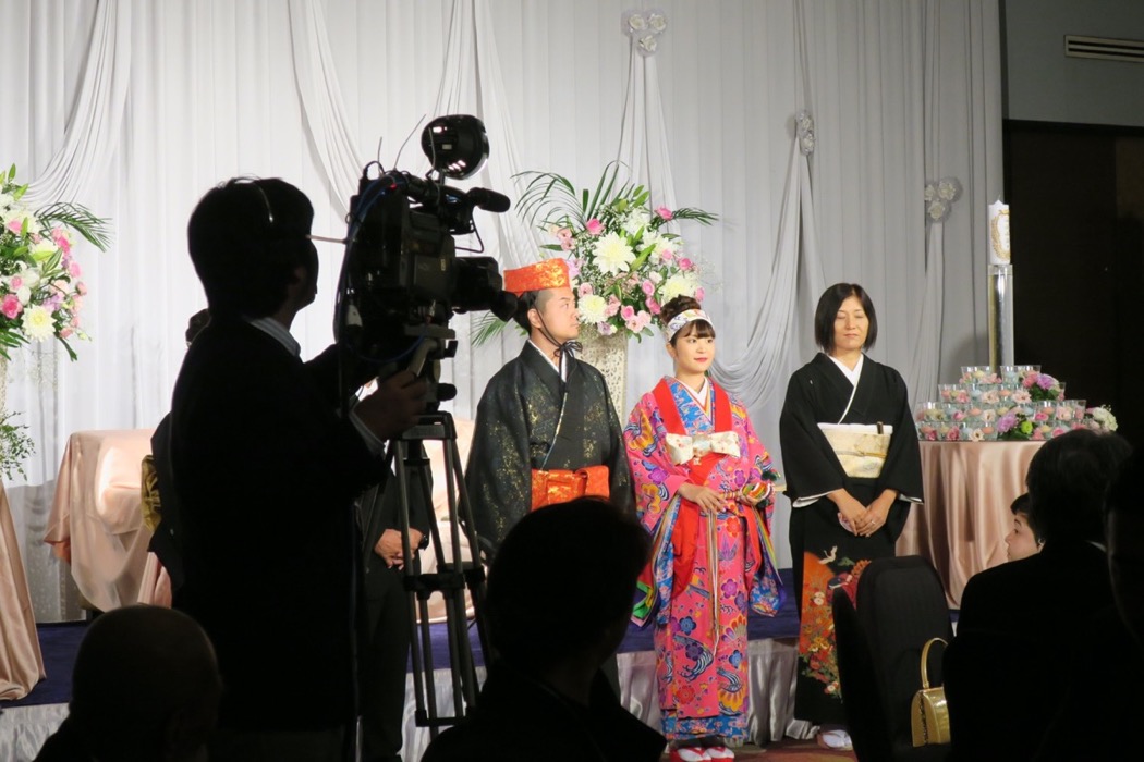 沖縄の結婚披露宴にはカメラが多い。