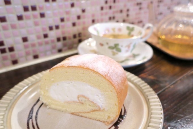 那覇・浮島通り「Cafe プラヌラ」ではケーキと紅茶をセットで注文すると、ケーキが100円offになる