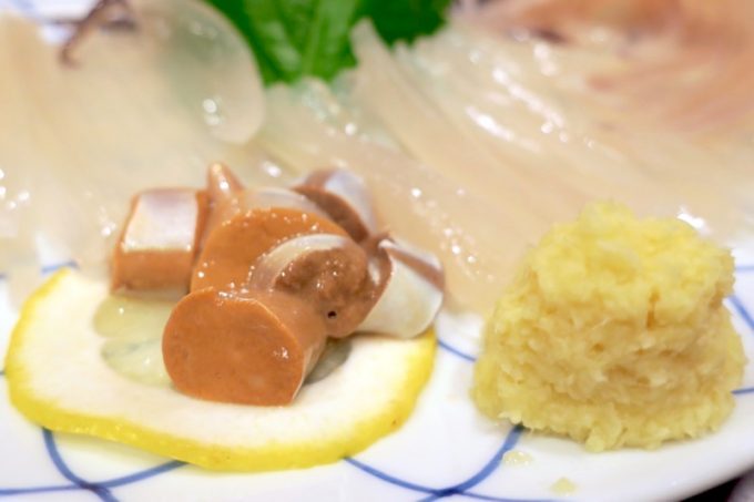 函館「いか清 本店」活イカのゴロ（内臓）が食べられるのは鮮度がよい証拠