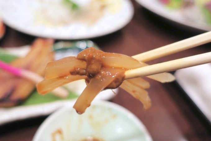 函館「いか清 本店」イカのゴロを醤油に溶き、イカ刺しと食べる