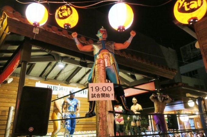 那覇「国際通り屋台村」で行われた琉球ドラゴンプロレスのイベントプロレス。