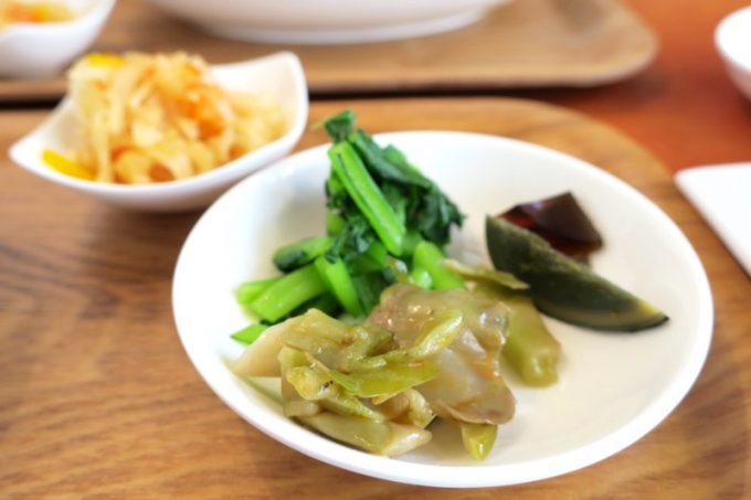 中華粥には青菜、ザーサイ、ピータンと、小鉢が1つ付いてくる