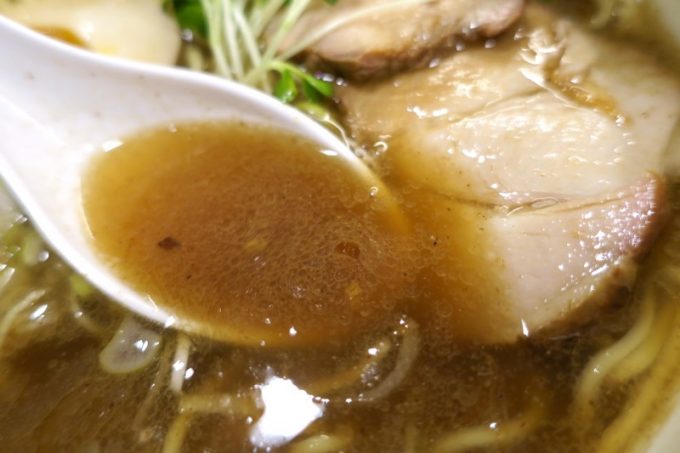 魚介の旨味たっぷりの醤油スープ